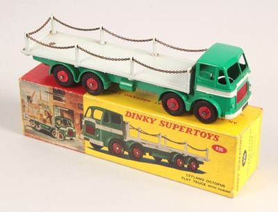 Lot 352 - Dinky Toys 935 Leyland Octopus Flat Truck With Chains