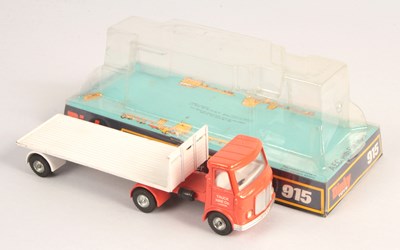 Lot 366 - Dinky Toys 915 AEC Articulated Truck & Flat Platform Trailer