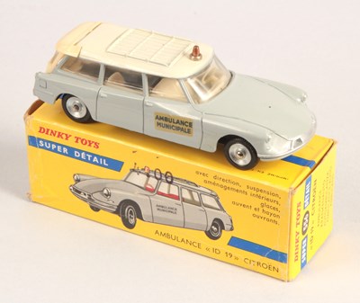 Lot 388 - French Dinky Toys 556 Citroen ID19 Ambulance