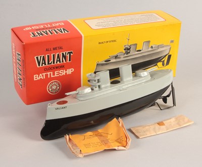 Lot 253 - Sutcliffe Models "Valiant" Tinplate Clockwork Battleship - PRISTINE CONDITION.