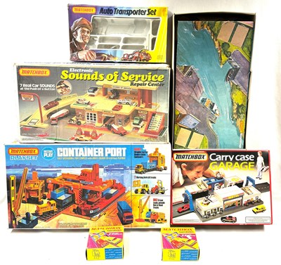 Lot 10 - Matchbox Superfast playsets and accessories x 7 MIB