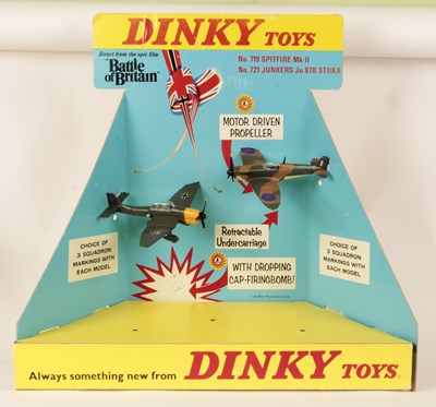 Lot 653 - Dinky Toys RARE "BATTLE OF BRITAIN" RETAILER'S COUNTER/WINDOW SHOP DISPLAY STAND WITH AIRCRAFT