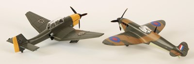 Lot 653 - Dinky Toys RARE "BATTLE OF BRITAIN" RETAILER'S COUNTER/WINDOW SHOP DISPLAY STAND WITH AIRCRAFT