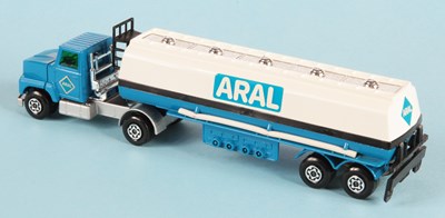 Lot 507 - Matchbox Super Kings K16 Ford LTS Articulated Tanker "Aral" (German issue)