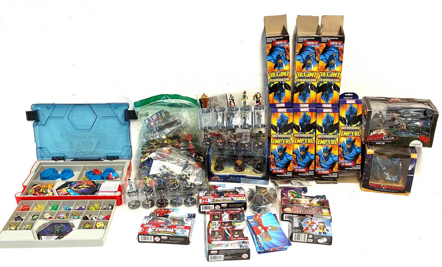 Lot 313 - Large quantity Hero Clix and Mimi Mates figures MIP