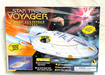 Lot 43 - Playmates Star Trek Starship U.S.S Voyager NCC-74656 MIB