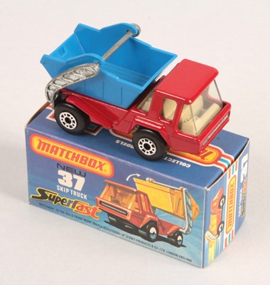 Lot 438 - Matchbox Superfast 37c Skip Truck WITH RARE BLUE PLASTIC SKIP